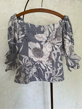 Gracia Off-Shoulder Floral Stripe Blouse in Navy and White (S)